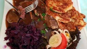 Sauerbraten mit Bambes und Rotkraut und Salat