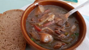 Pilz-Suppe in Schüssel mit Scheibe Brot