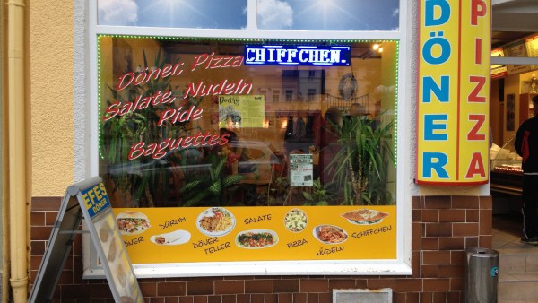 Schaufenster, beschriftet mit Döner, Pizza, Salate, Nudeln, Pide, Baguettes