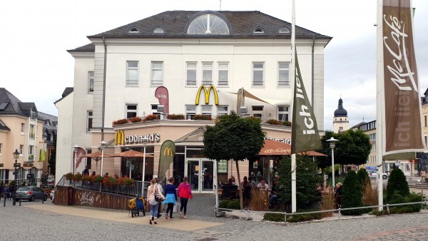 McDonalds Plauen Klostermarkt Zentrum, Weißes Gebäude, mit goldenem M in der Mitte