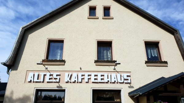 Weißes Gebäude mit Fenster in der Mitte, Altes Kaffeehaus