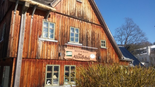 Gebäude der alten Schule mit Holzverkleidung