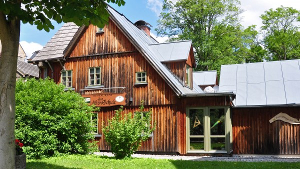 rustikales Haus mit Holzverkleidung