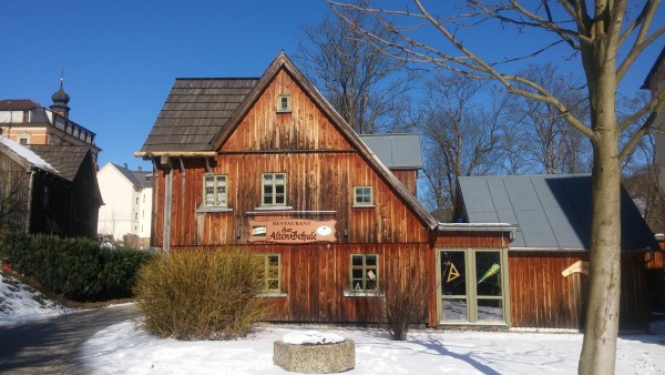 Alte Schule im Winter mit wenig Schnee