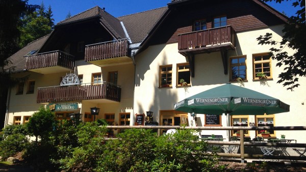 Haus Berghotel Kuhberg mit Balkonen, Sonnenschirm und Grünpflanzen