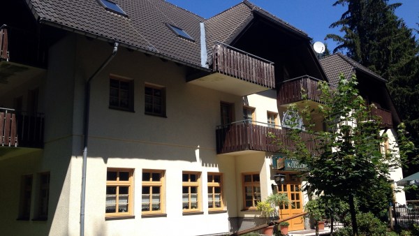 Haus Berghotel aus der Flucht, leicht verdeckt von kleinem Baum