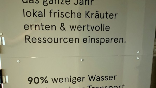 Mit Hilfe einer vertikalen Farm können wir das ganz Jahr lokal frische Kräuter ernten und wertvolle Ressourcen einsparen. 90% weniger Wasser, 95% weniger Transport, keine Pestizide oder Zusätze. Gut für dich, gut für den Planeten.