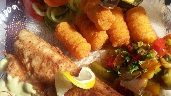 Fisch (Zander) mit Kroketten, gebratenem Gemüse und Rohkost
