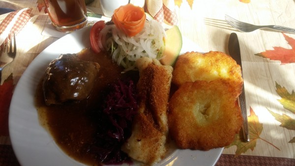 Roulade (Rind) mit Bambes, Rotkohl und Rohkost