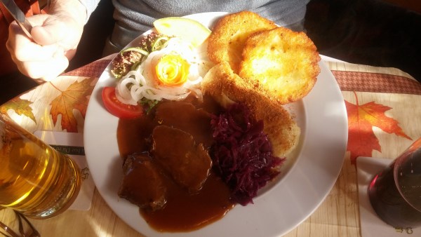 Sauerbraten mit Bambes, Rotkohl und Rohkost