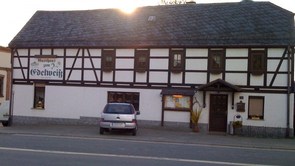 Weißes Fachwerkhaus Gaststätte Edelweiß an der Hauptstraße