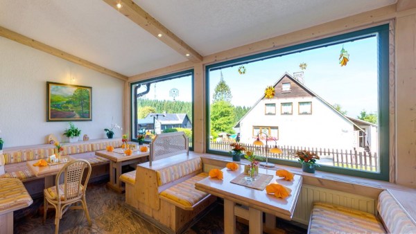 Restaurant mit Holzmöbel auf Marmor-Boden vor Panorama-Fenster