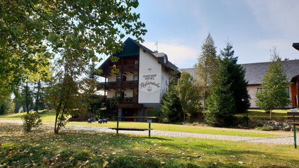 Hinter Zweigen und Bäumen: Das Haus Flößerstube