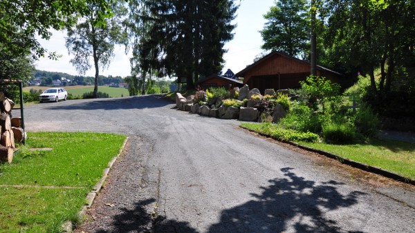 Weg von der Gaststätte zum Parkplatz mit Aussicht