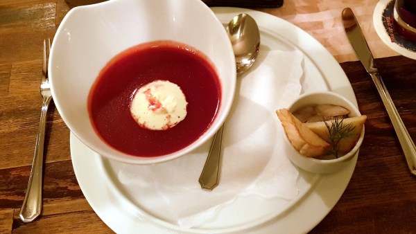 Rote-Bete-Suppe mit Aalrauchmatjes und Wasabidip