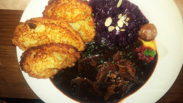 Sauerbraten mit gebackenen Klößen (Bambes) Rotkraut und Preißelbeeren, bestreut mit Petersilie