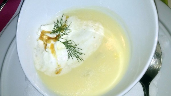 Spargelsuppe in Schüssel mit Sahne