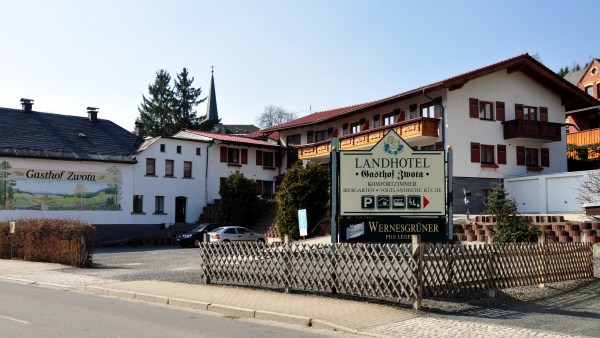 Einfahrt und Parkplatz Gasthof Zwota mit Wandbild