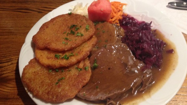 Sauerbraten mit Bambes und Rotkraut