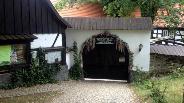 Eingangstor zu Hof eines modernen Bauernhofes