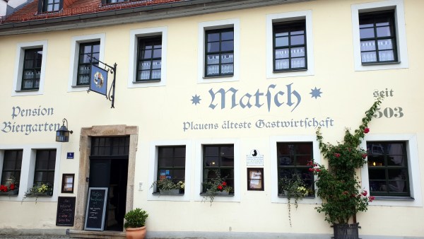 Zweistöckiges Gasthaus mit Eingangstür