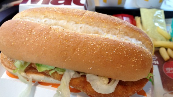 Hähnchen-Burger mit Salat im Menü