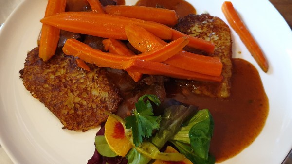 Fleisch mit Bambes, Möhren und Salat