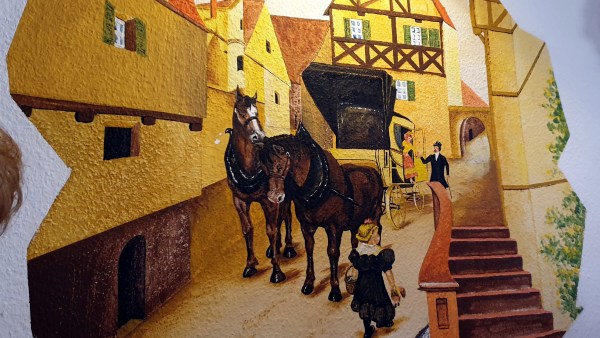 Wandbild: Gelbe Häuse, in der Mitte Pferde vor Kutsche, oim hintergrund vornehm gekleidete Menschen