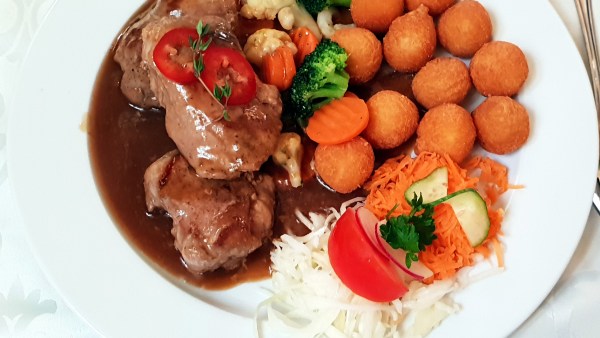 Schweinelendchen mit Kroketten, Gemüse und Rohkost