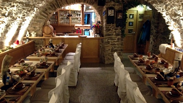 Ritteressen im Gewölbekeller mit Blick auf Bar