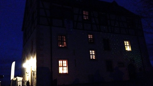 Weißes Fachewerkhaus bei Nacht mit blauem Himmel