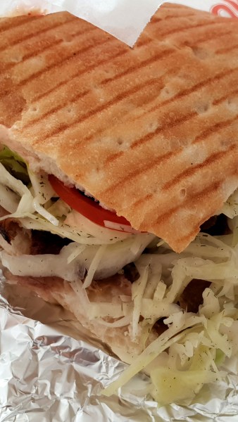 Döner in Papier auf Alufolie, liegend, fertig zum Verzehr