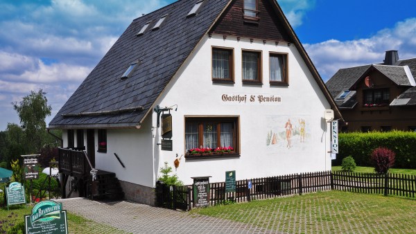 Weißes Haus Gasthof und Pension Skiklause mit Parkplatz und Angebotstafeln