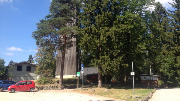 Steinberg mit Aussichtsturm und Gaststätte unter hohen Bäumen