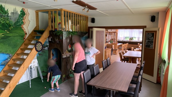 Tisch, Treppe im Zimmer mit Tür zu Nachbarzimmer