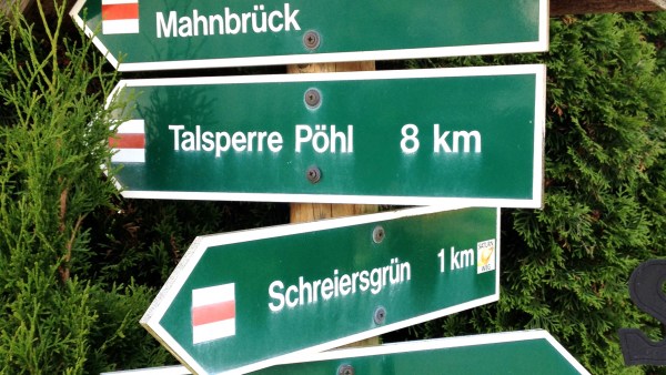Wegweiser nach Naturstützpunkt Mahnbrück, Talsperre Pöhl, Schreiersgrün und Treuen