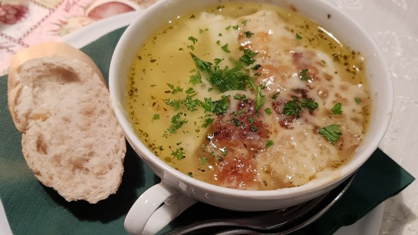 Zwiebelsuppe, fertig serviert