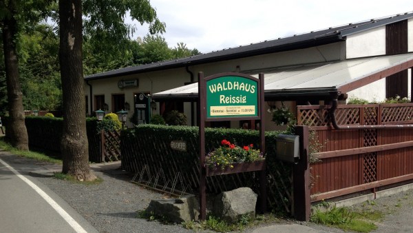 Waldhaus Reissig, Willkommensschild