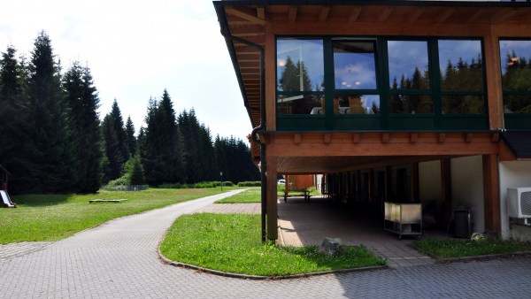 Wintergarten an Weg neben Wald