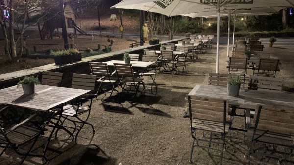 Biergarten bei Nacht