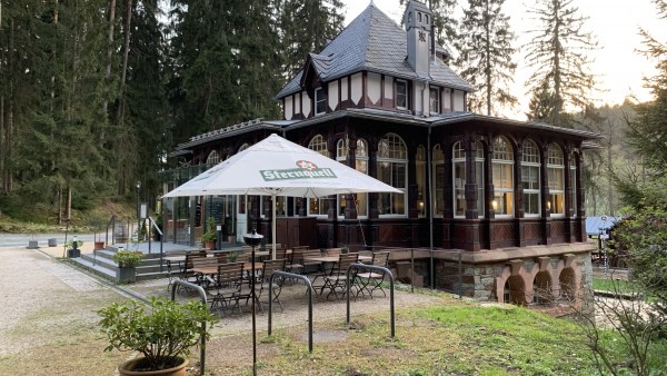 Sonnenschirm vor Haus im Wald