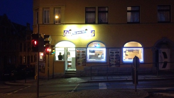 Dönerladen am Schloßfelsen bei Nacht