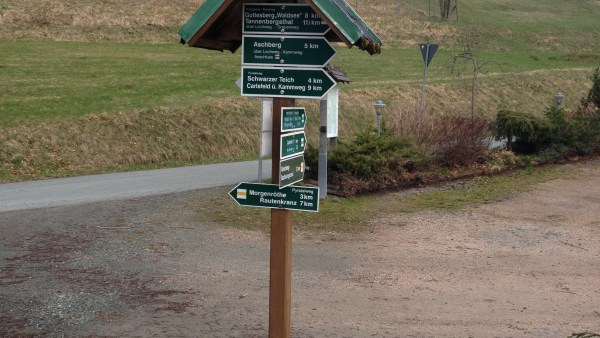 Wegweiser nach Gottesberg Waldsee, Lochweg, Grabenweg, Aschberg, Kammweg,Pyratalweg, Schwarzer Teich