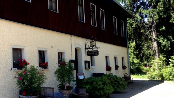 Gebäude Restaurant Zöbischhaus in der Perspektive wirft Schatten auf den Eingang